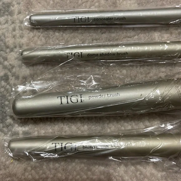 TIGI Cosmetics - Picture 4 of 6